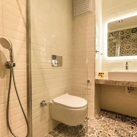 Leonis Hotel *