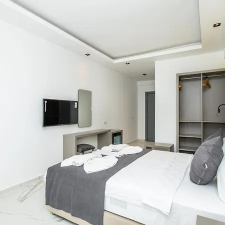Leonis Hotel *