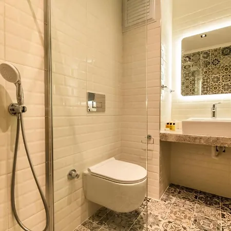 Leonis Hotel