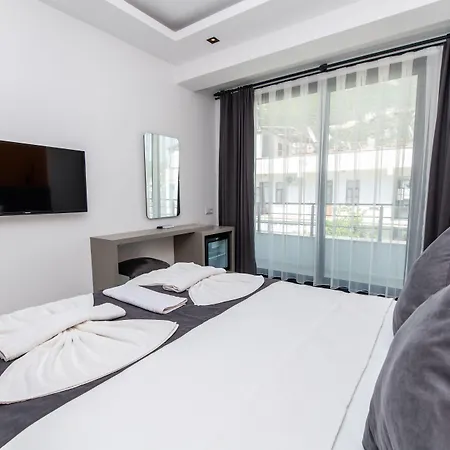 Leonis Hotel